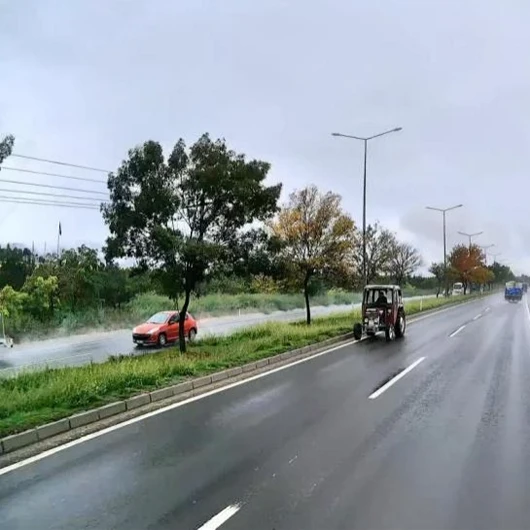 Bolu'da Ters Şeritten İlerleyen Traktör Kazaya Davetiye Çıkarttı