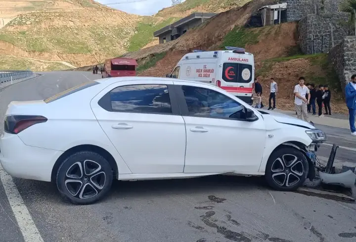 Şırnak’ta otomobil bariyerlere çarptı: 3 yaralı