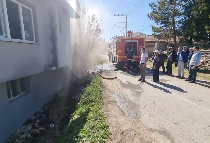 Evde çıkan yangını itfaiye ekipleri söndürdü