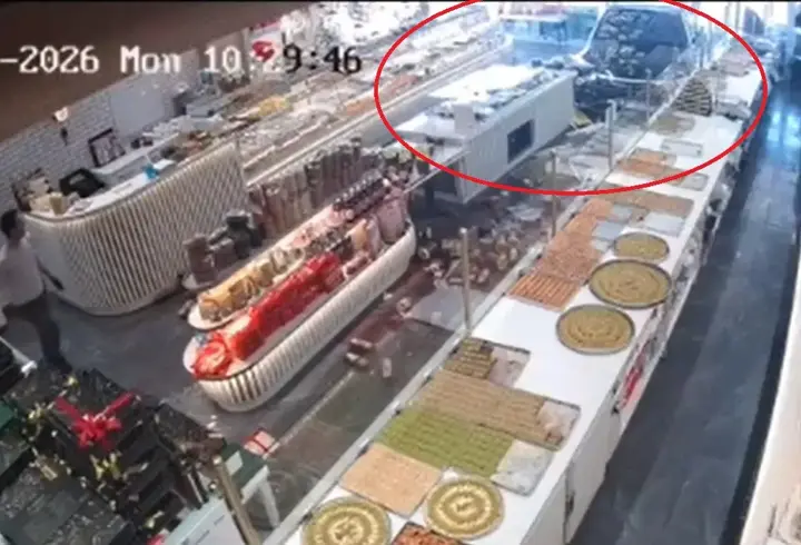 Ankara'da otomobil pastaneye girdi; o anlar kamerada