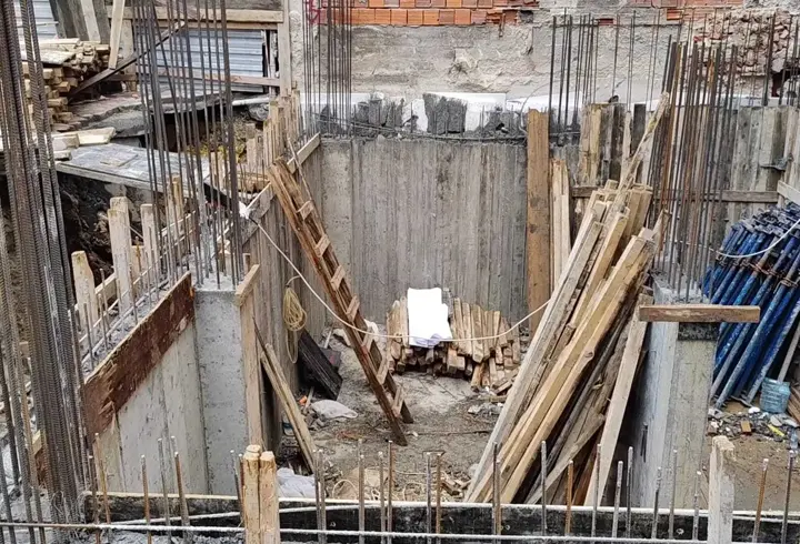 Zeytinburnu'nda inşaatta merdivenden düşen işçi yaralandı