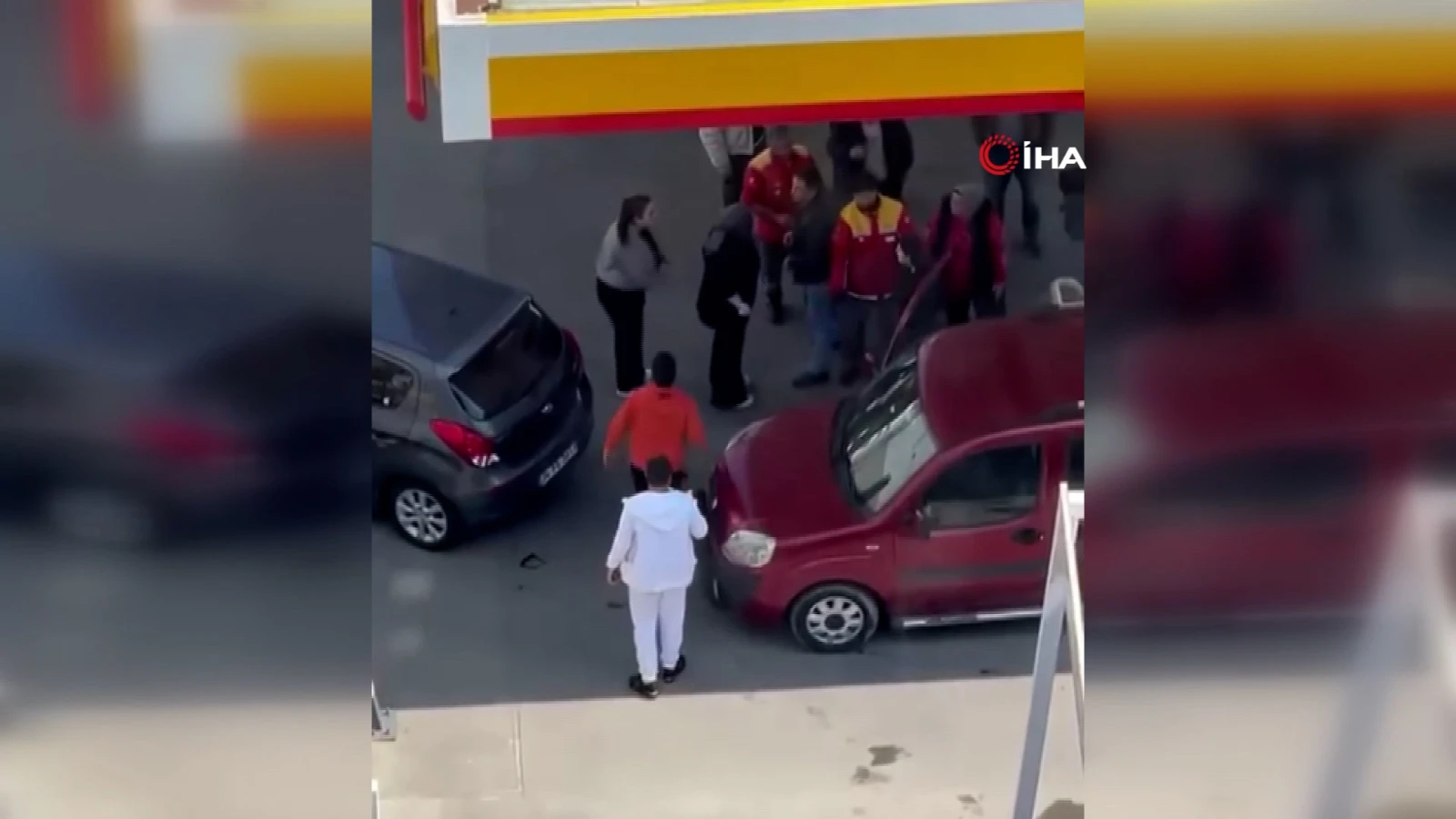 Akaryakıt istasyonunda sıra kavgası! O anlar kamerada