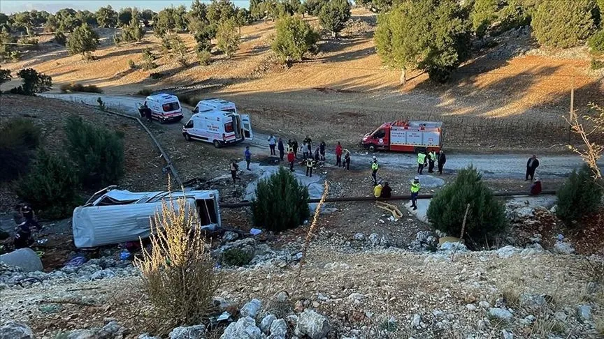 Mersin'de şarampole devrilen işçi servisindeki 5 kişi hayatını kaybetti, 14 kişi yaralandı