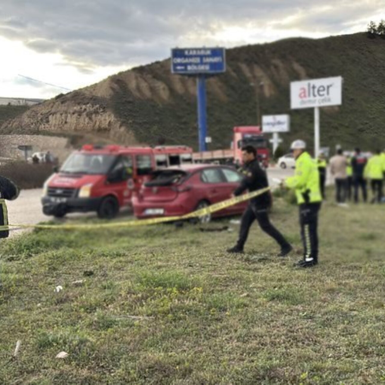 TIR'la otomobil çarpıştı: 3 ölü, 2 yaralı