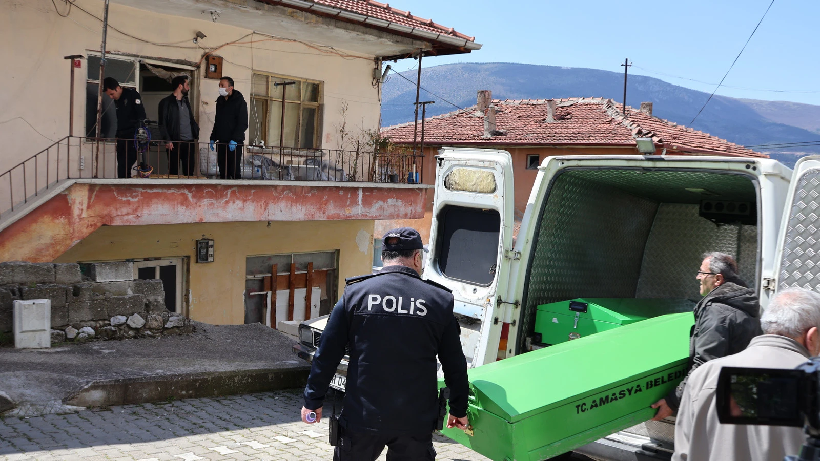 Aynı adreste 11 yıl arayla ikinci facia: Baba ve oğlu ölü bulundu