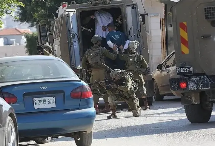 İsrail ordusu Batı Şeria’da onlarca Filistinliyi gözaltına aldı