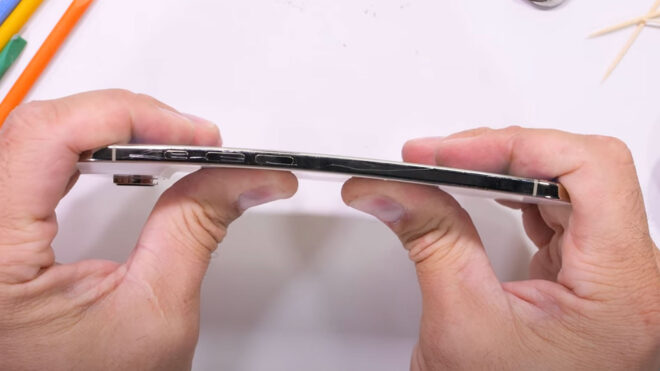 iPhone Air, JerryRigEverything’in bükülme testinden de sorunsuz olarak geçmeyi başardı [Video]