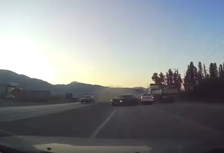 Hatay'da 5 aracın karıştığı zincirleme kaza kamerada; 4 yaralı