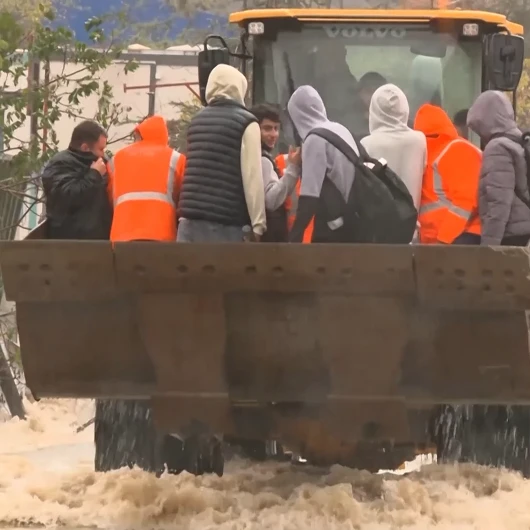 Sarıyer Ayazağa'da Mahsur Kalan Vatandaşlar İş Makineleriyle Kurtarıldı
