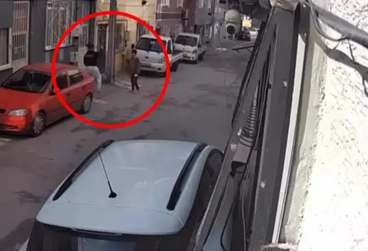 Doğal gaz kutusunu yumruklayıp kırdılar; o anlar kamerada
