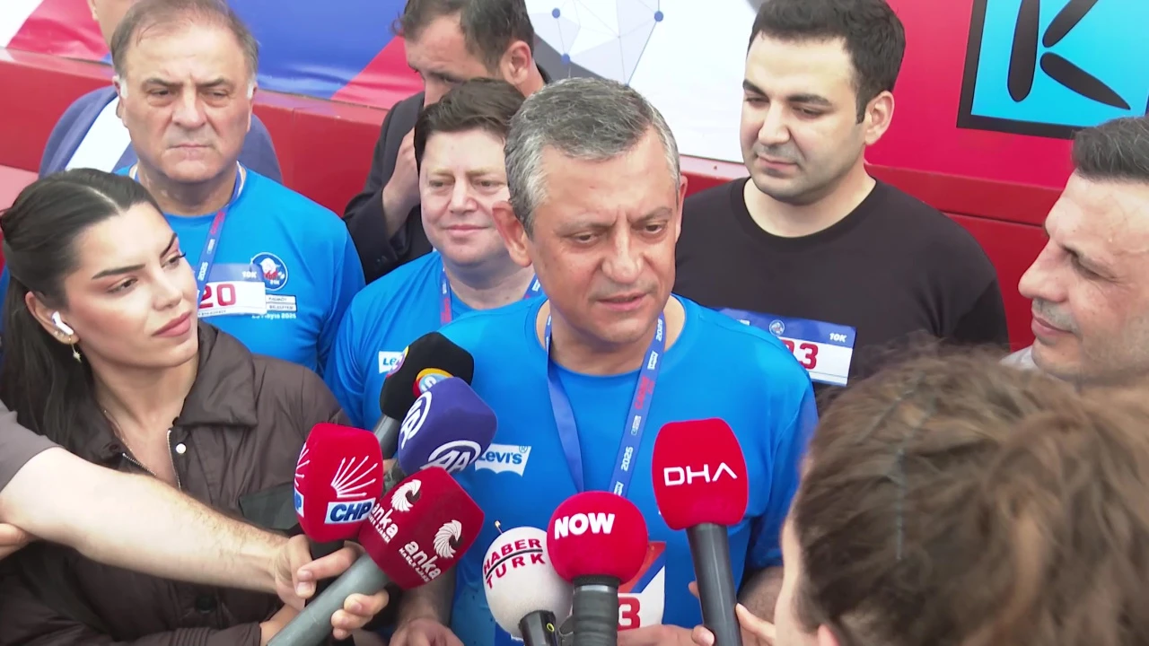 CHP Lideri Özgür Özel, Kadıköy'de 10 kilometre parkurunda koştu!
