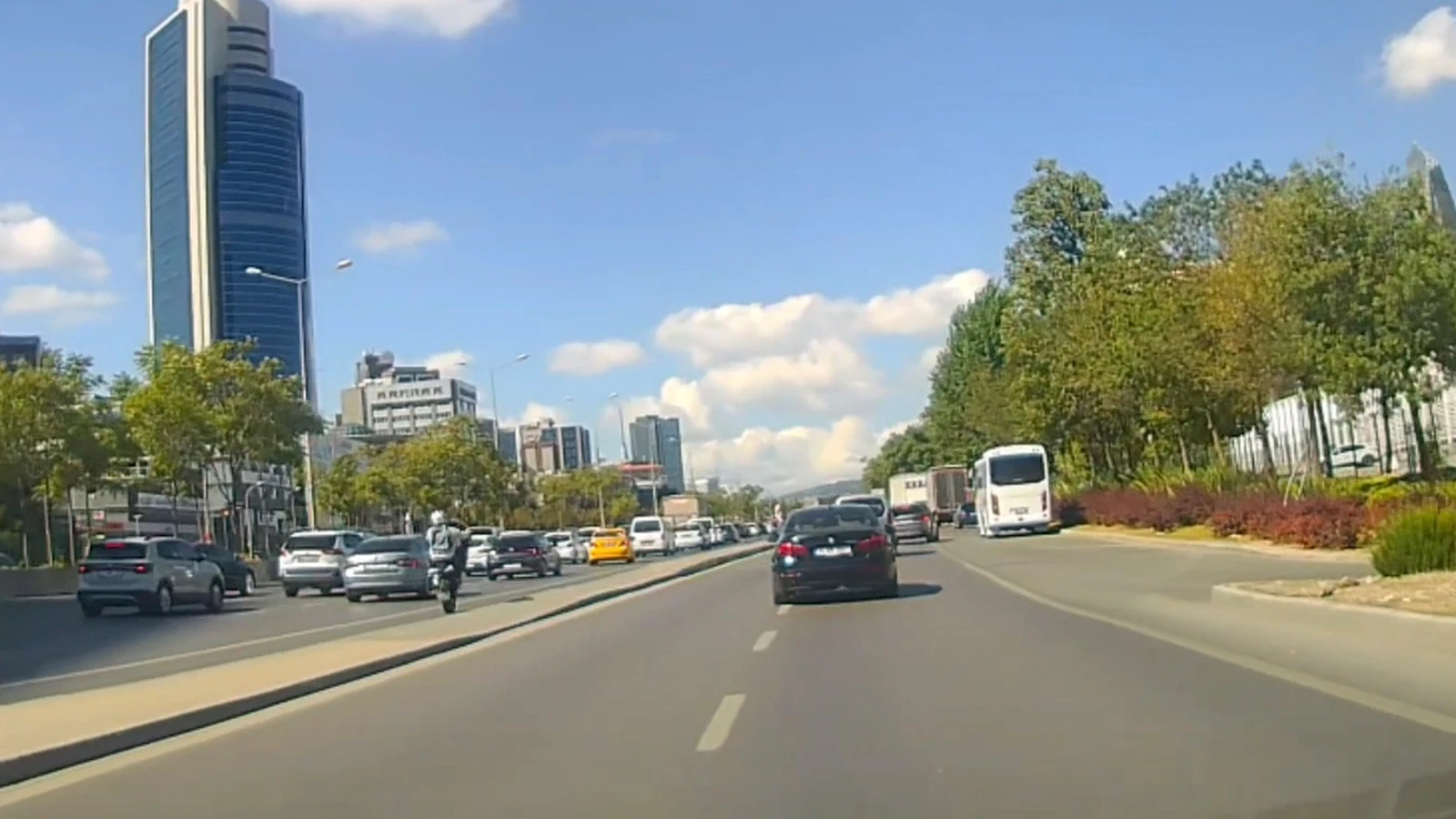 İstanbul'da tek teker üzeri tehlikeli yolculuk: O anlar kamerada