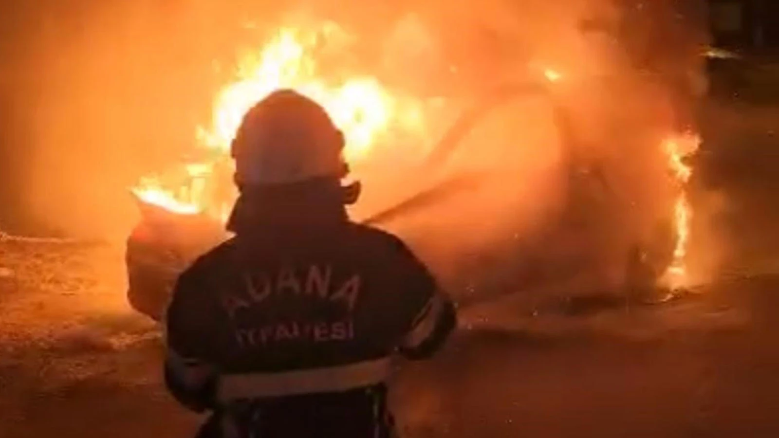 Adana'da 21 yaşındaki genç, annesinin arabasını yaktı