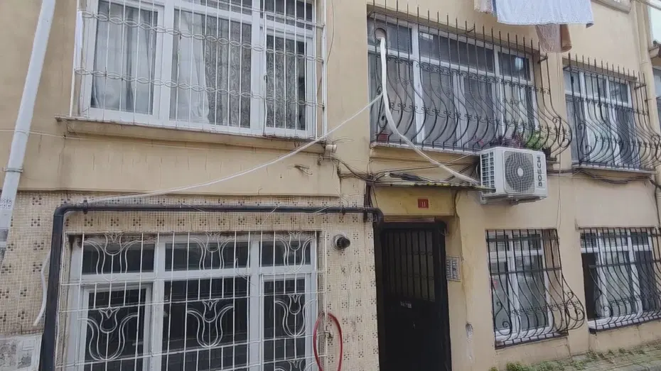 Fatih'te 4 katlı binanın zemininde çökme meydana geldi
