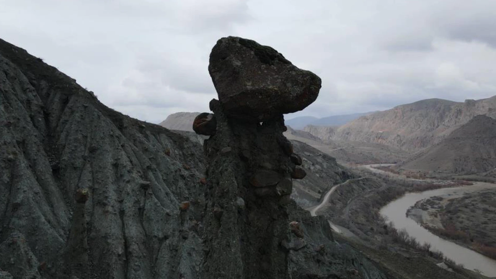 Erzincan'da dikkat çeken manzara; Kapadokya'yı andırıyor