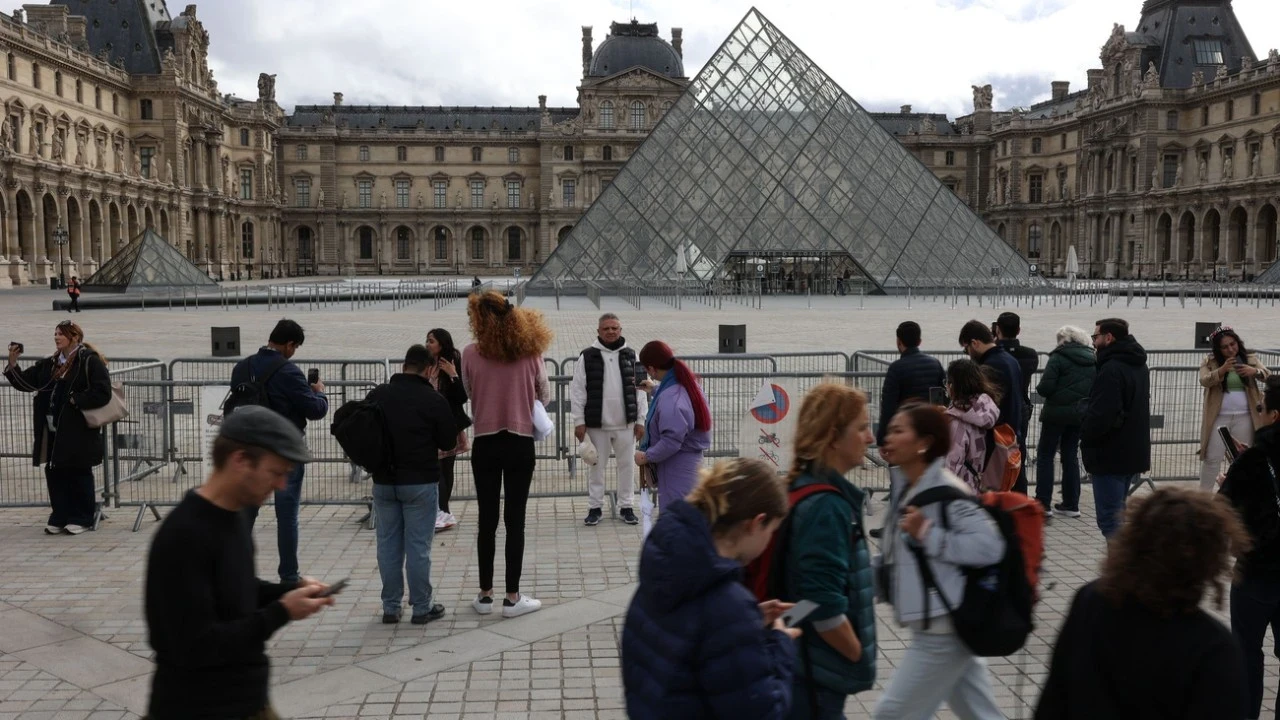 Paris'te soygun sonrası Louvre Müzesi'nin önü doldu taştı!
