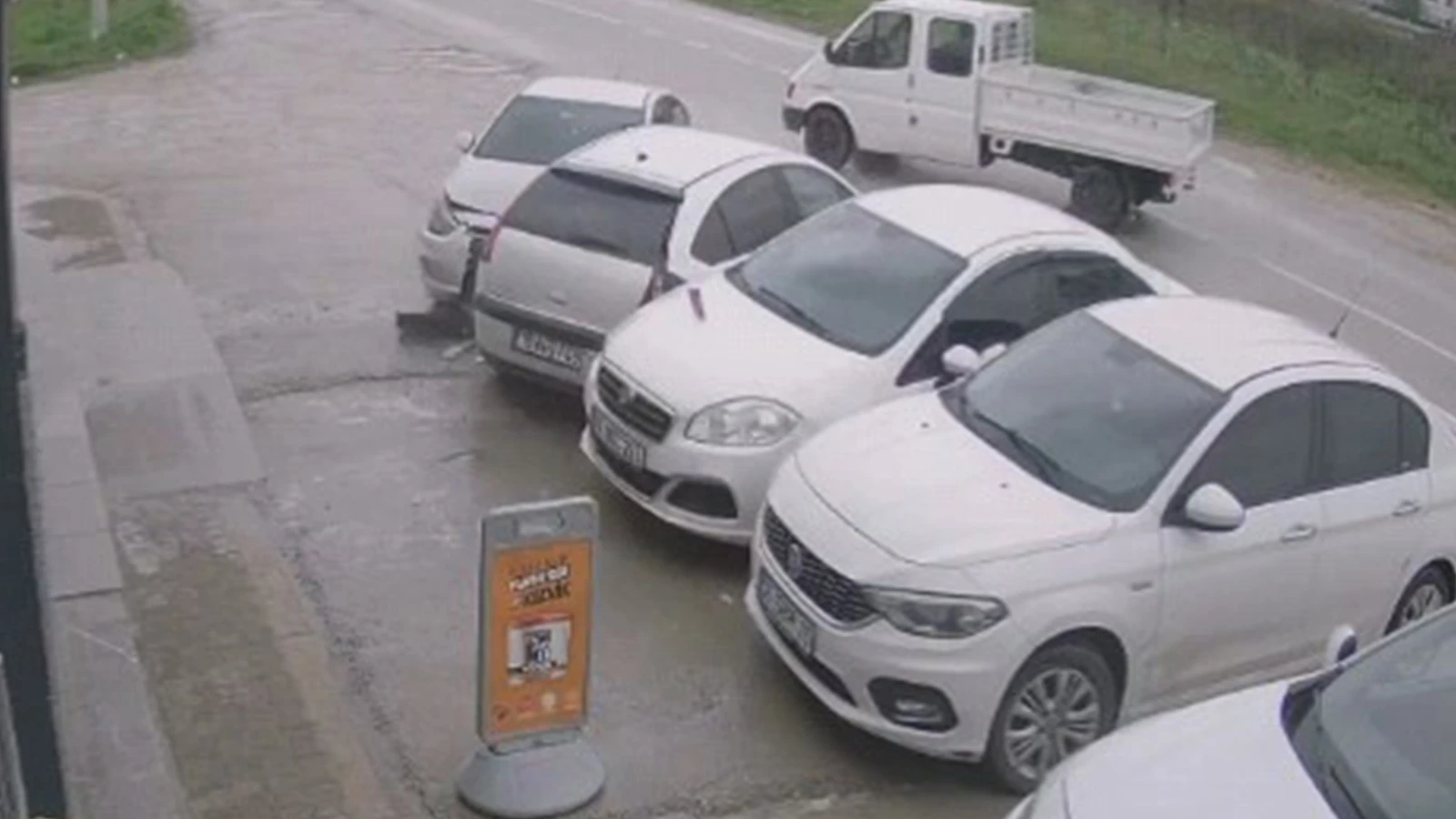 Kontrolden çıkan araç park halindeki araçlara çarptı: 5 yaralı