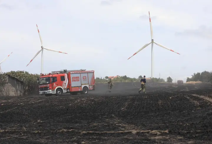 İstanbul- Silivri'de 2 ayrı noktada çıkan yangın büyümeden söndürüldü 