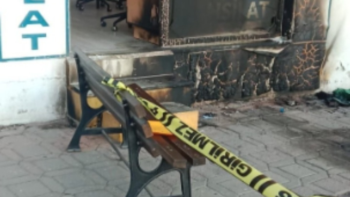 Belediyenin ofisini yaktılar! Görevli canını zor kurtardı