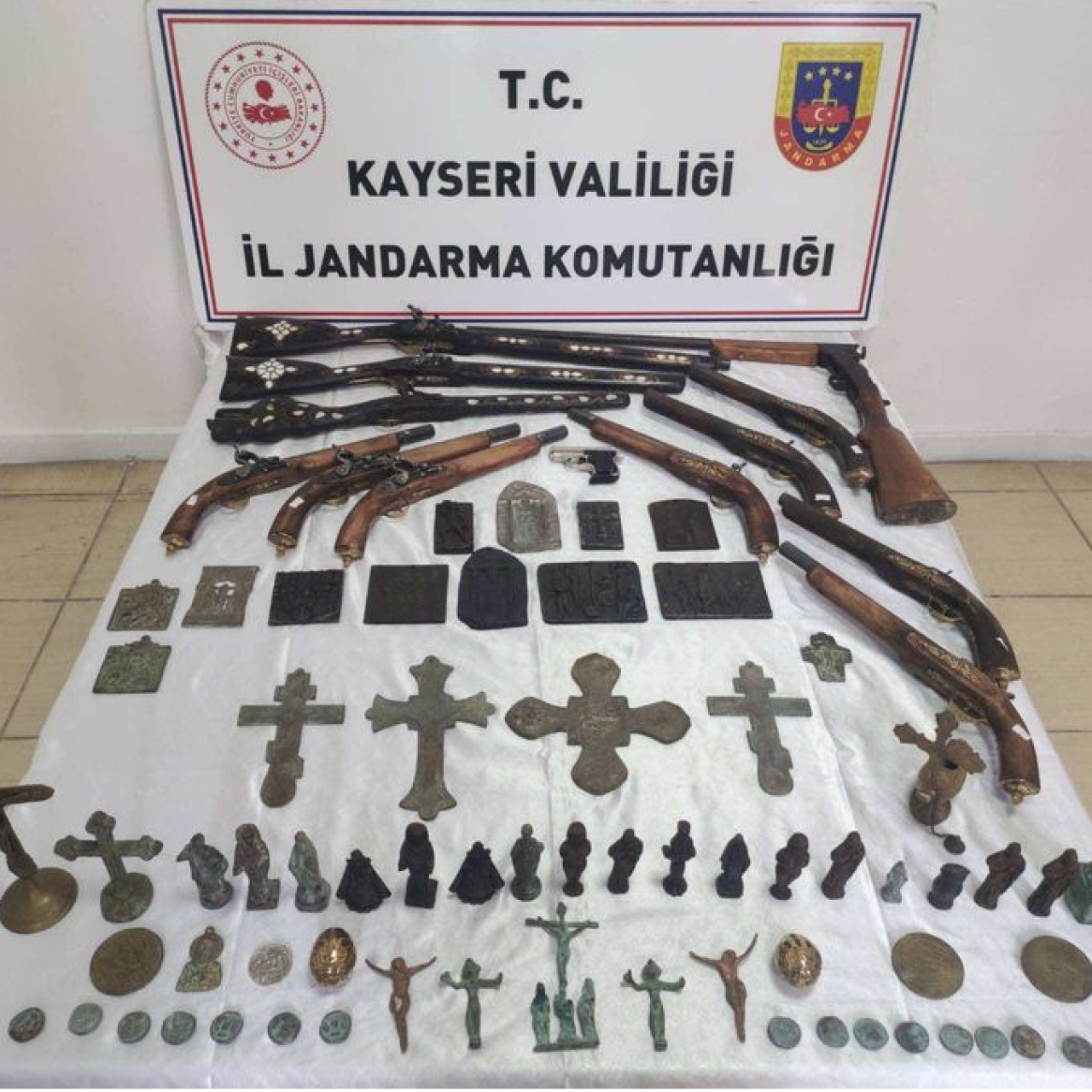 Tarihi obje, sikke ve silahlar ele geçirildi