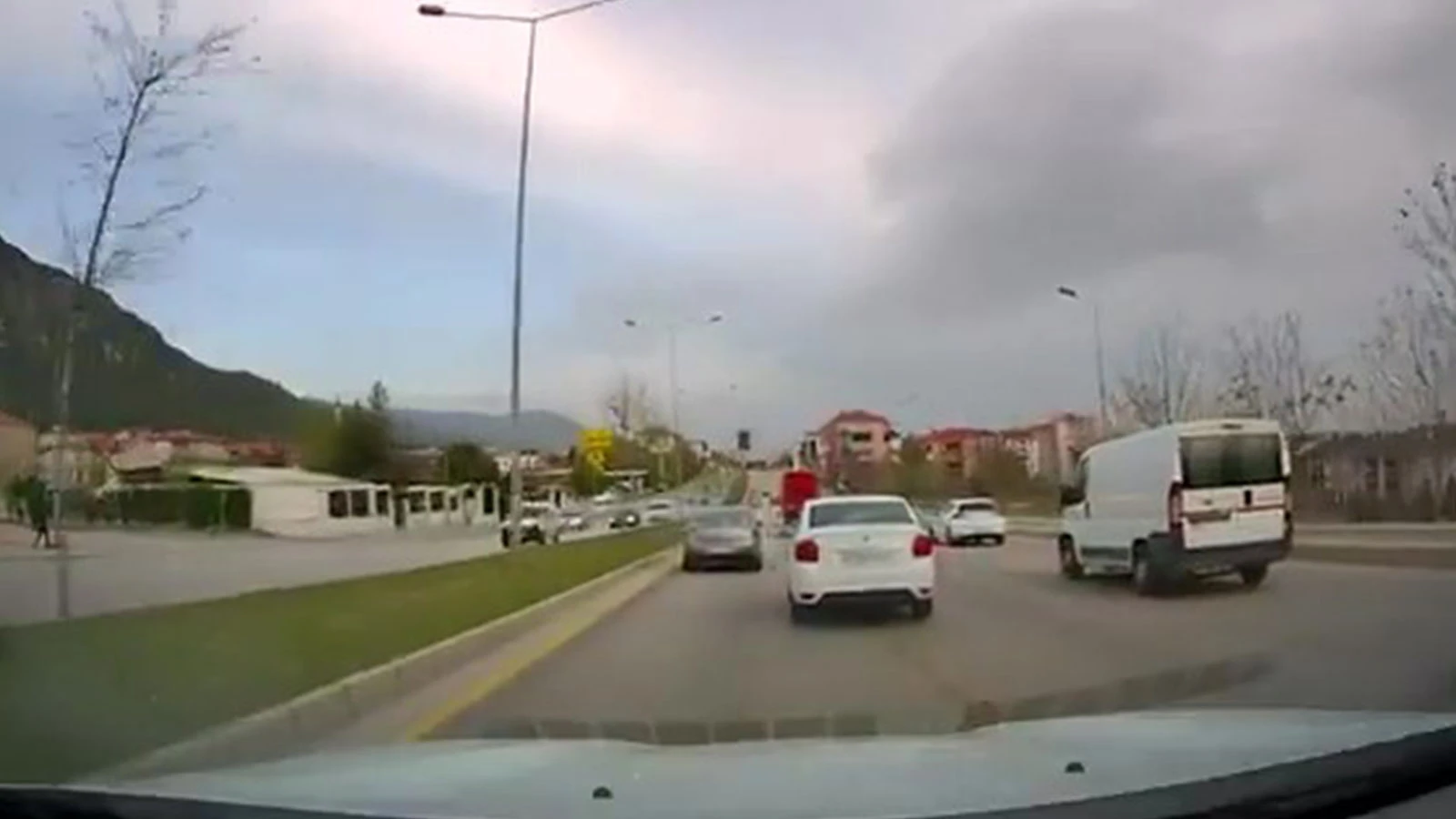 Denizli'de trafikte makas atarak ilerleyen sürücüye 9 bin lira ceza kesildi