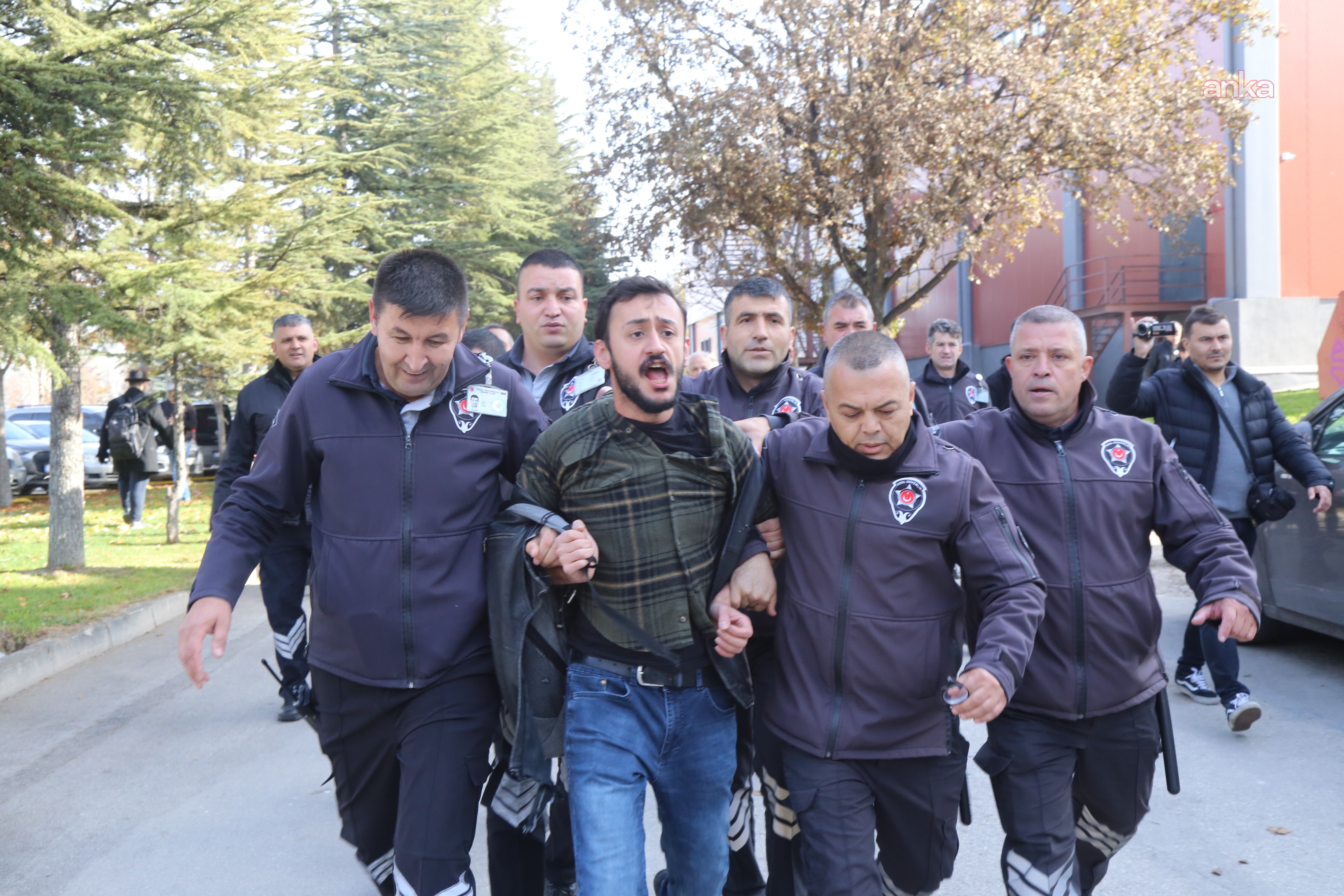 Yemekhaneyi protesto eden öğrencileri yaka paşa dışarı attılar!