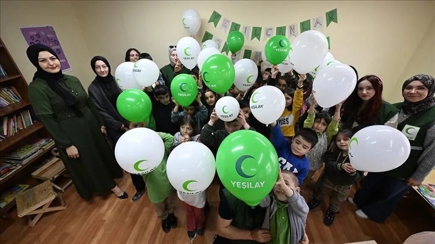 Yeşilay gönüllüsü gençler köy okulunun kullanılmayan sınıfını kütüphaneye dönüştürdü