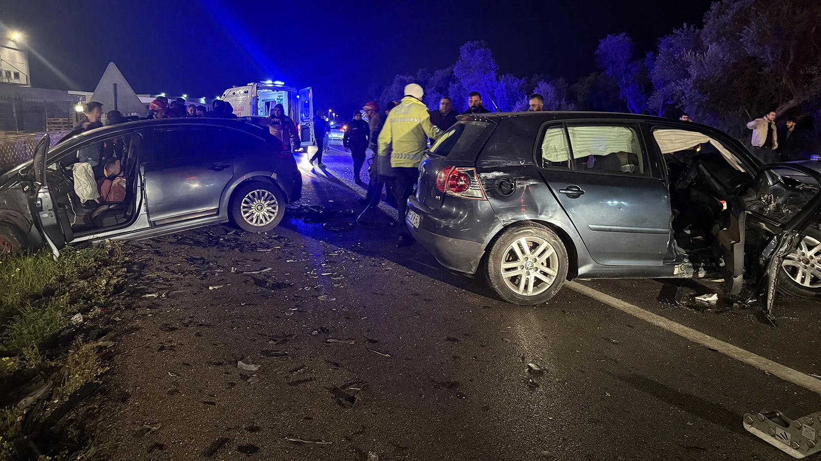 İzmir'de iki otomobil çarpıştı: Yaralılar var