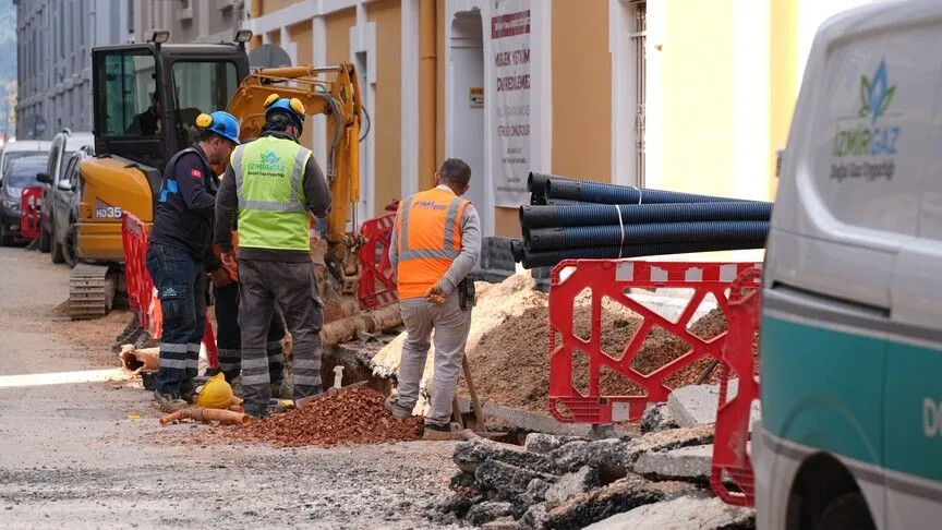 İzmir Alsancak'ta "bitmeyen altyapı çalışmaları" tepki çekiyor