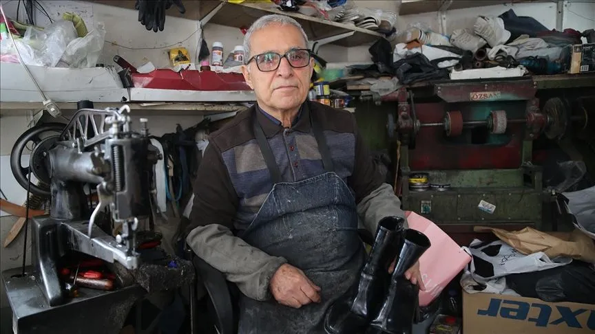 Hataylı usta 44 yıldır aynı dükkanda ayakkabı tamir ediyor