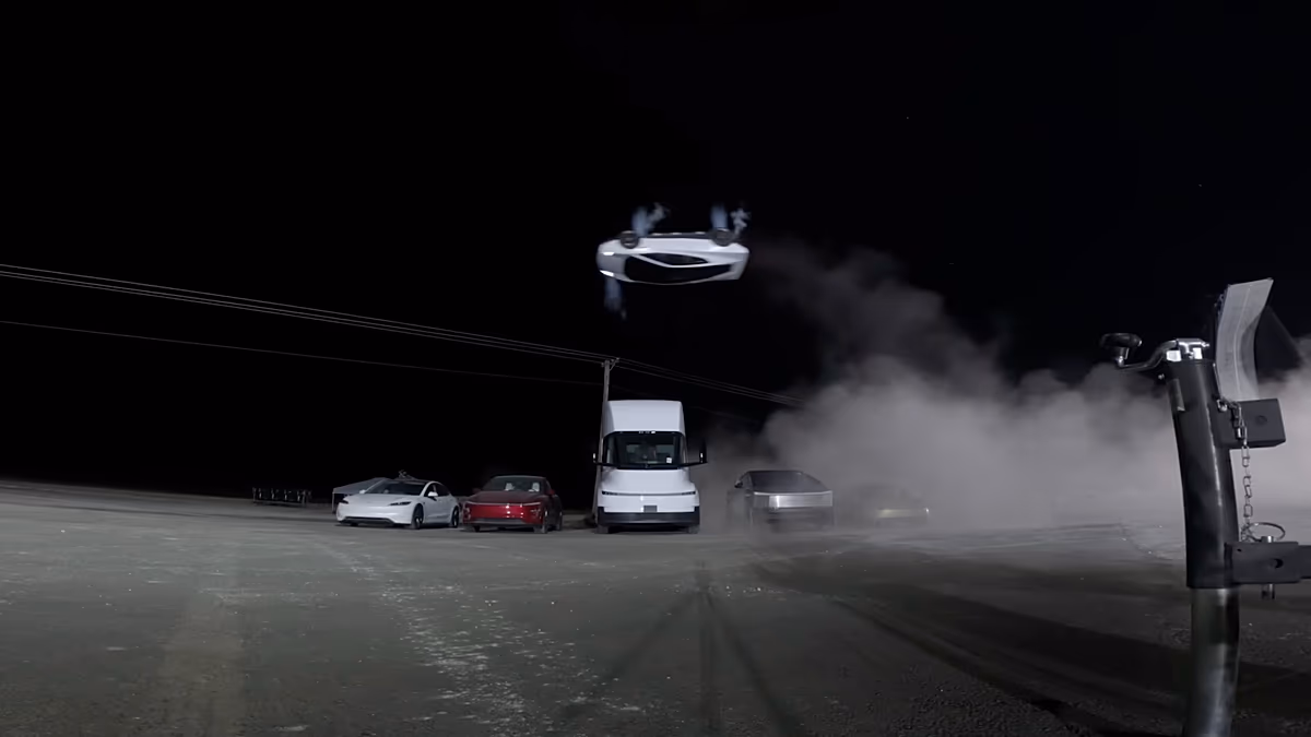 Video: Elon Musk “Roket Gibi Uçabilen” Yeni Tesla Roadster’ı Tanıttı