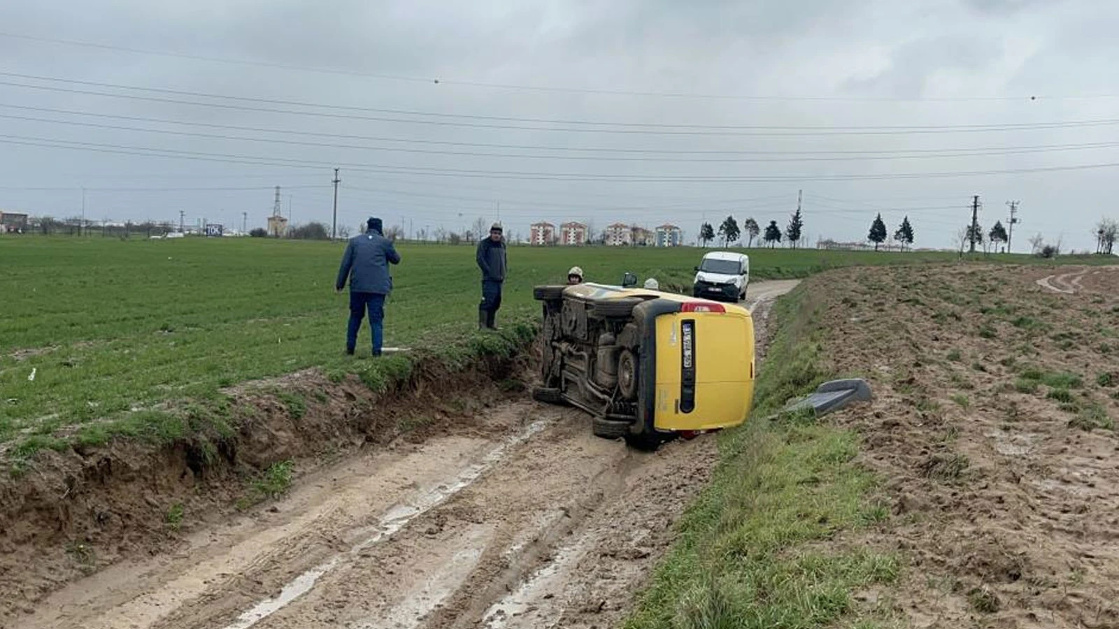 Tekirdağ'da PTT kargo aracı devrildi