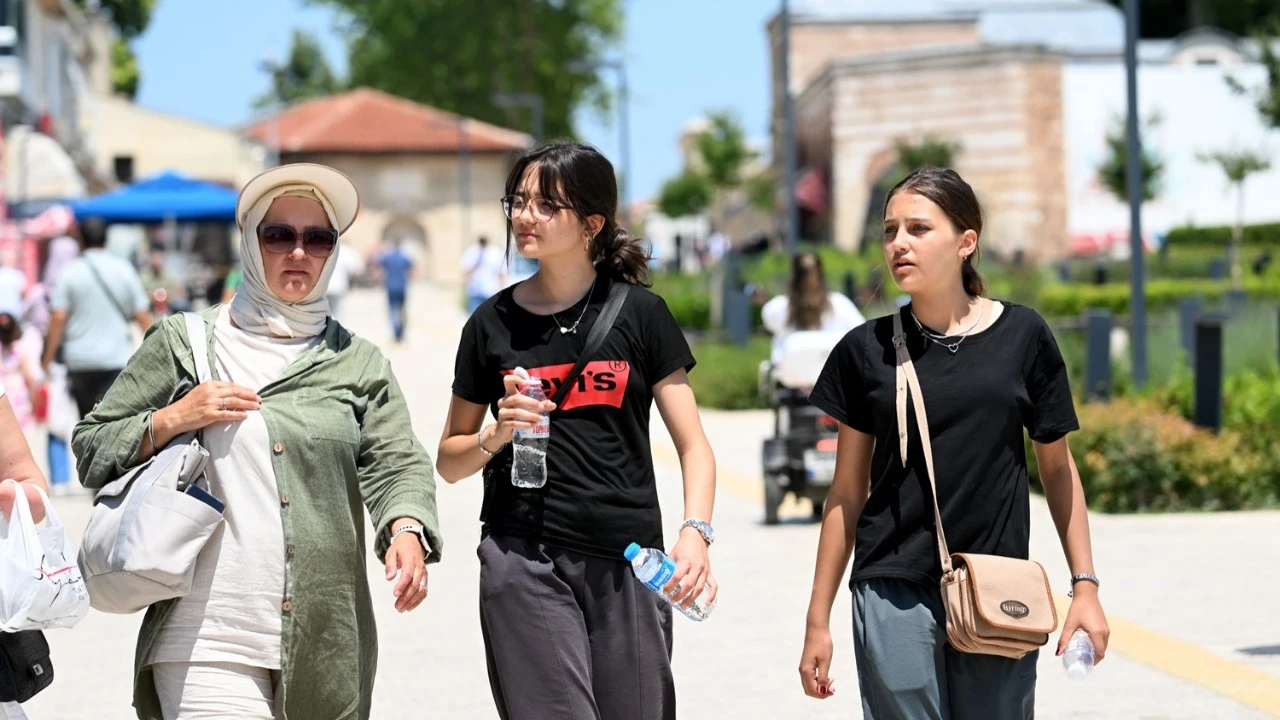Meteoroloji uyardı! Sıcaklar devam ediyor: Normallerin 4-5 derece üzerinde olacak