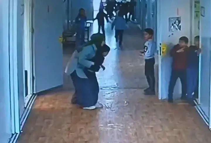 Soluk borusuna yiyecek kaçan öğrenciyi, öğretmeni Heimlich manevrasıyla kurtardı