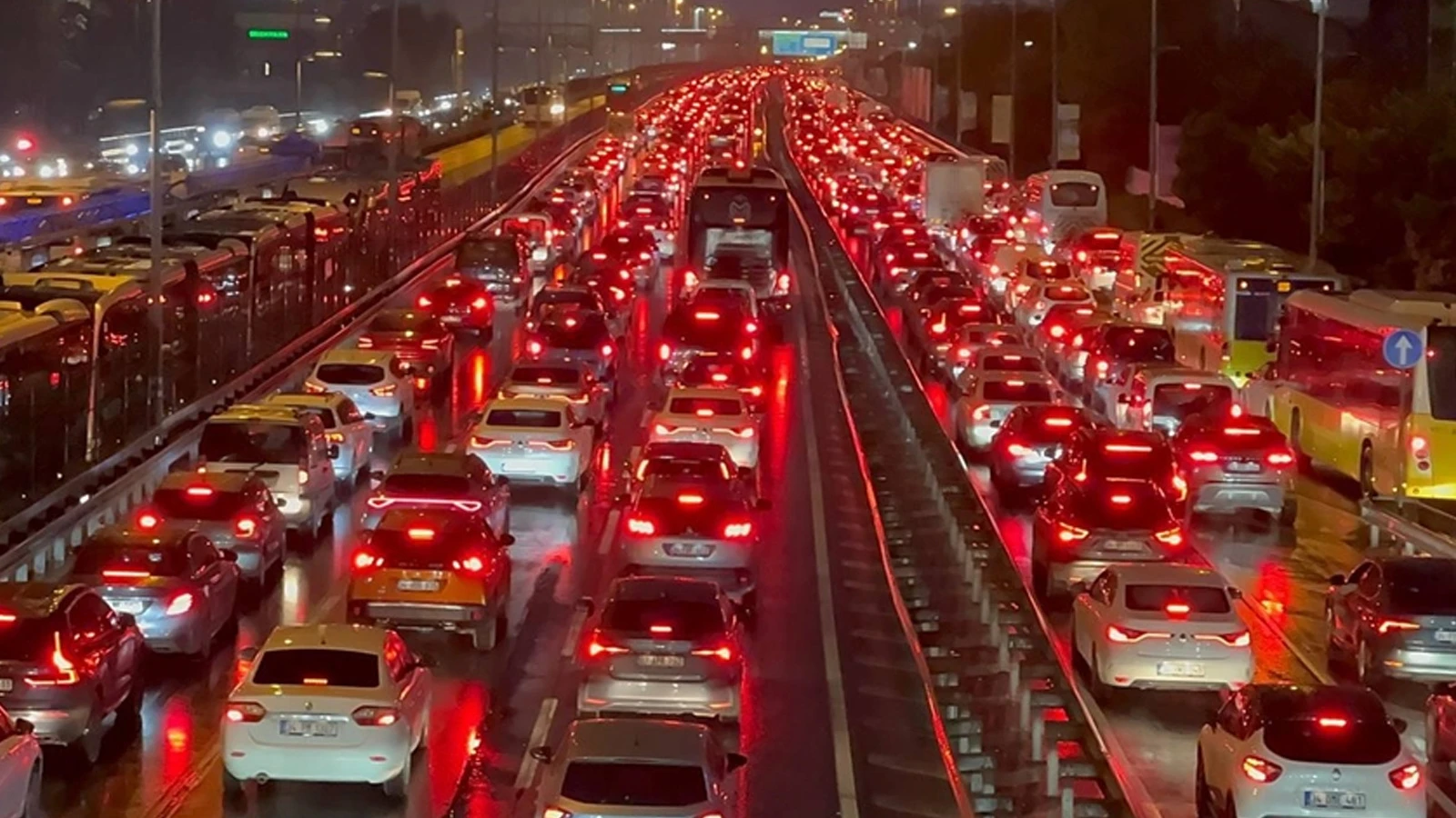 İstanbul'da derbi trafiği! Yoğunluk yüzde 85'e dayandı