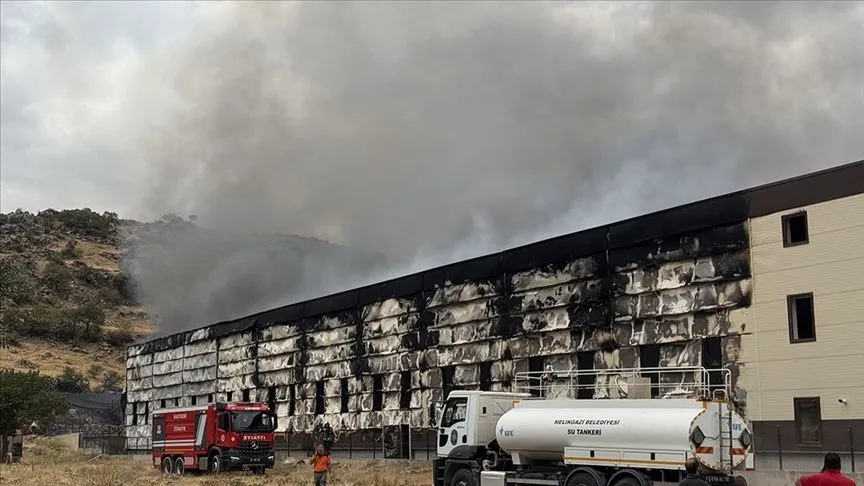 Kayseri'de mobilya fabrikasında çıkan yangına müdahale ediliyor