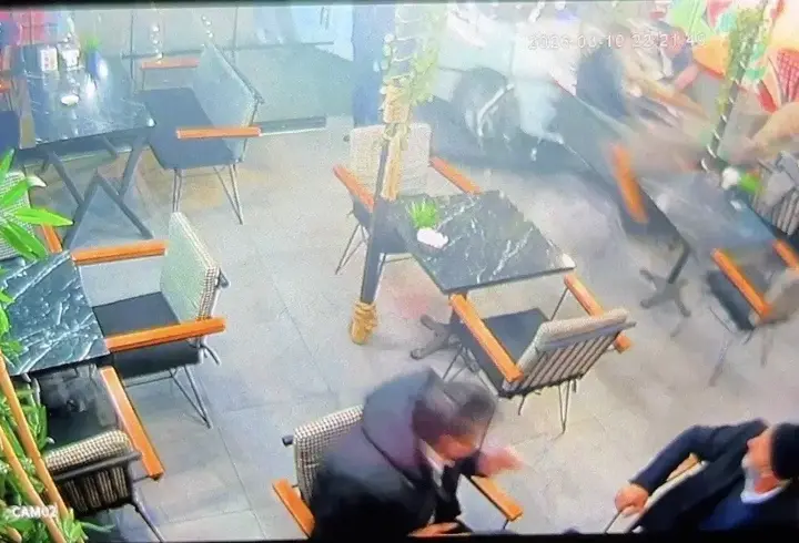Otomobilin kafeye girdiği kaza kamerada: 2 yaralı