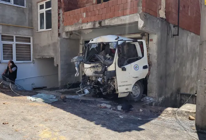 Kaza sonrası evin garajına giren kamyonet: 2 yaralı