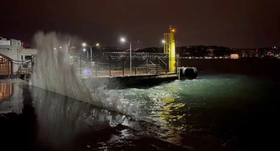 İstanbul'da lodos fırtınası etkili oluyor