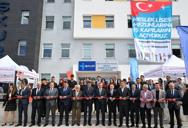  Antalya'da meslek lisesi öğrencileri işverenlerle buluştu