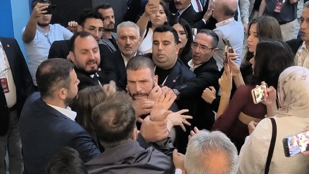 Tekme-tokat havada uçuştu! CHP Başiskele kongresinde kavga çıktı