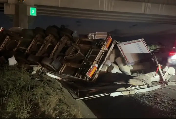 Otoyolda lastiği patlayan TIR, otomobile çarpıp devrildi: 6 yaralı
