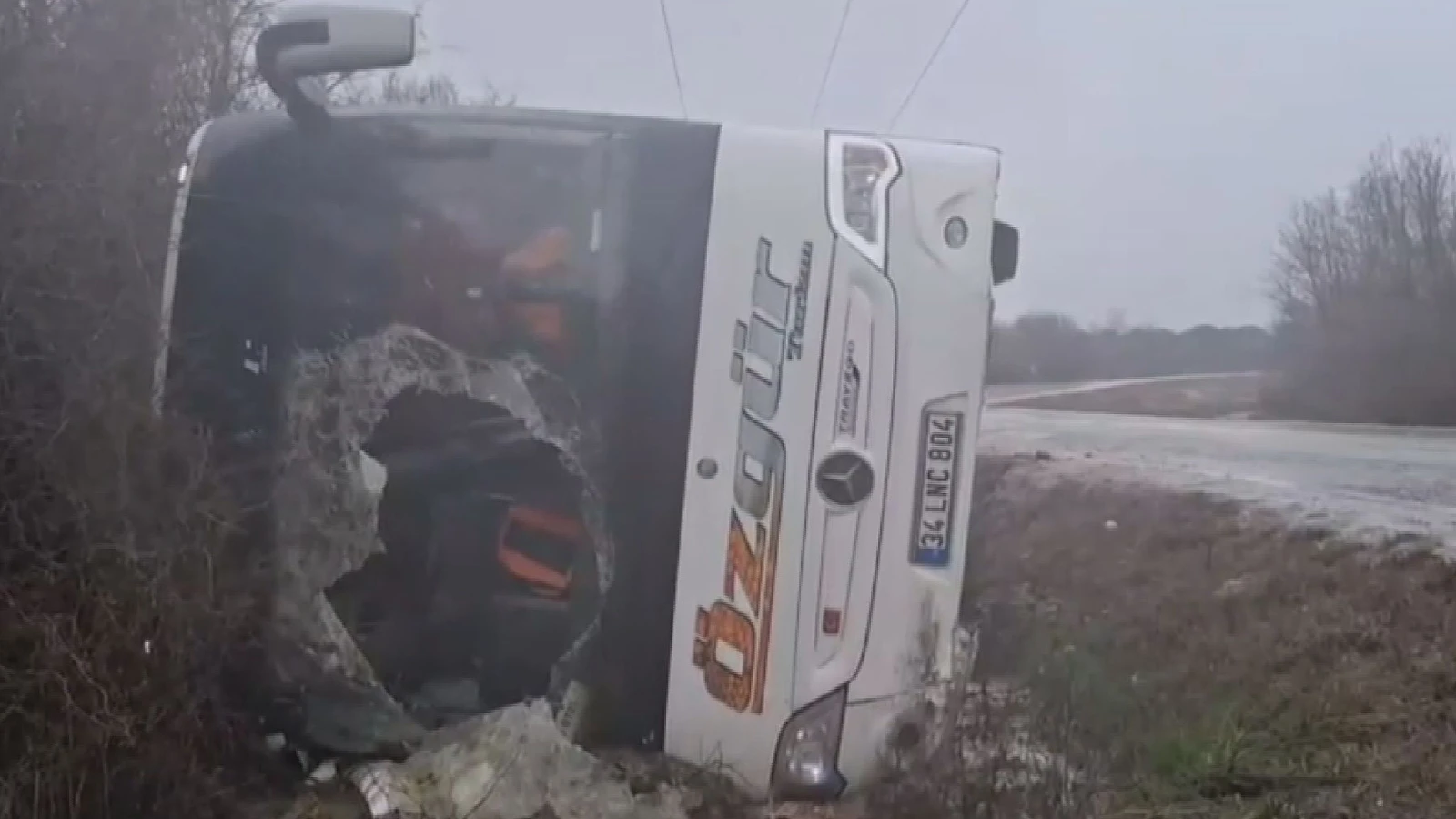 Çatalca'da polisleri taşıyan midibüs devrildi: 3 yaralı