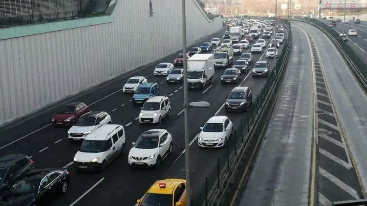 İstanbullular Dikkat: Büyükçekmece'de D-100 Kara Yolunun Bir Bölümü O Saatlerde Kapatılacak