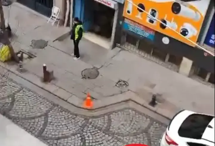 Otopark çalışanı, esnaf ile oğlunu tabanca ile yaraladı