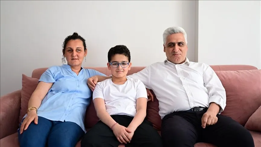 Görme engelli ebeveyn 10 yaşındaki sağlıklı oğullarıyla engelsiz yaşıyor