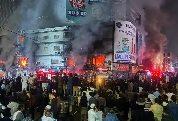 Pakistan'da alışveriş merkezinde yangın: 6 ölü