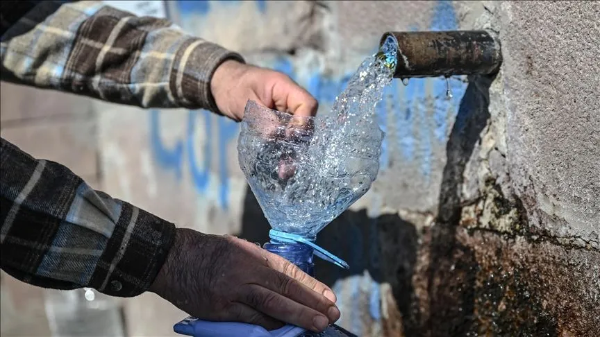 Başkentte su kesintisinden etkilenen vatandaşlar çeşmelerden su dolduruyor