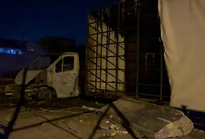 İzmir’de atık yığını alev aldı; bir kamyonet kullanılamaz hale geldi