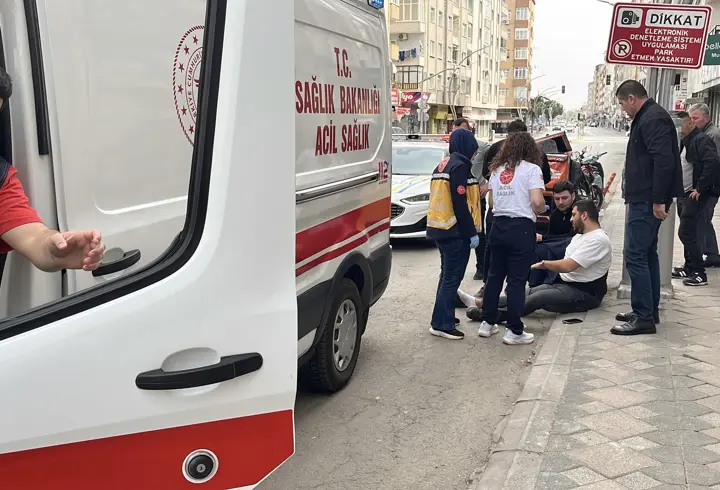 Otomobille çarpışan motosikletin sürücüsü kurye yaralandı